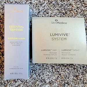 Skinmedia Essential Defense Sunscreen plus free gift